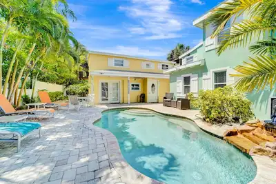 Image de Ground-floor suite with on-site pool & outdoor area - walk to beach