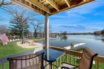 Image de Inviting lakefront condo - amazing views, beach access, fireplace, dock, Ac, W/D