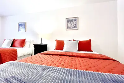 Image de Cozy 2 Bed Apartment - Free Wi-Fi & Parking