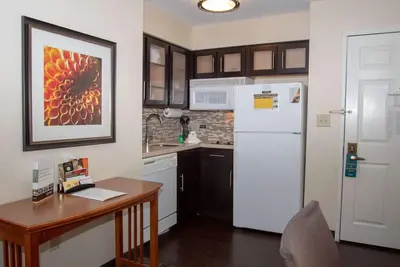 Image de 4 Convenient Suites w/ Free Breakfast! A short drive to Six Flags Fiesta Texas!