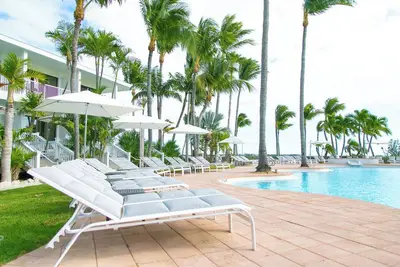 Image de Spacious Unit w\/ Private Furnished Balcony, Living Room, Onsite Pools