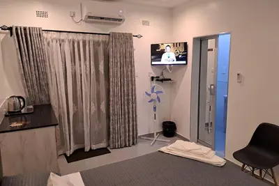 Image de Cosy place, close to the highway on your way into VicFalls. . you can't get lost!