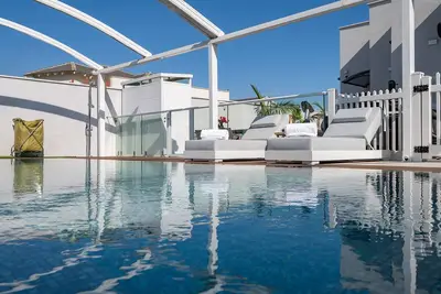 Image de Villa luxueuse avec piscine pour personnes respectant le Chabbat et la Cacherout