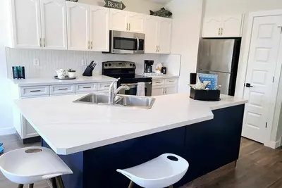 Image de Newly renovated Suites by a park and close to Beach!