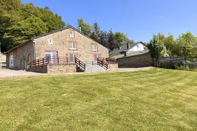 Image de Magnifique maison de groupe de luxe avec grand jardin