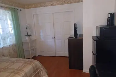 Image de 2 clean rooms and bathroom it sleeps 4