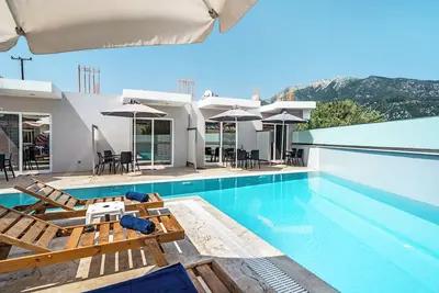 Image de Studio 'King Room with Pool View' avec piscine partagée, Wi-Fi et climatisation