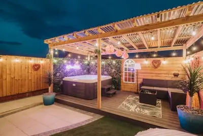 Image de Cosy Hot Tub Getaway Bungalow