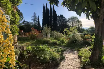 Image de Studio spacieux et confortable entouré d'un jardin très agréable avec piscine