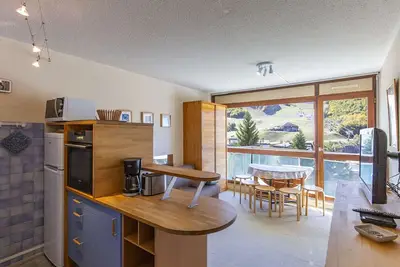 Image de Studio cabine 6 personnes au pied des pistes à Gourette, séjour avec balcon, parking