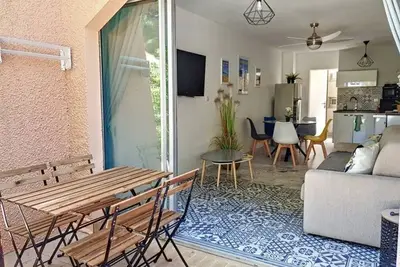 Image de T2 rénové, climatisé au cœur de la Favière avec parking et terrasse\/jardinet exposés Sud-Est.