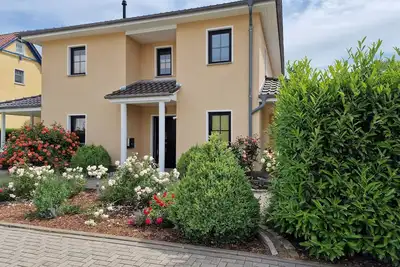 Image de Large vacation home with 3 bedrooms and rose garden