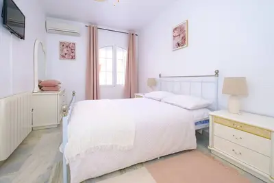 Image de Apartment with 2 bedrooms in a house with a swimming pool 200 meters from the sea and the beach!