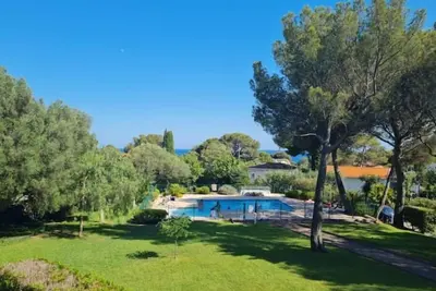 Image de Au coeur de la pinède à Boulouris : mer et piscine