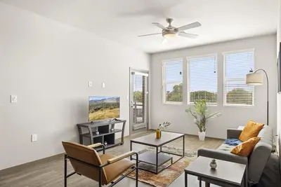 Image de Spacious Westgate CozySuites by stadium with pool 1