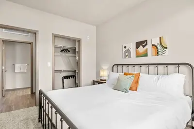Image de Two Modern Westgate CozySuites by stadium with pool!
