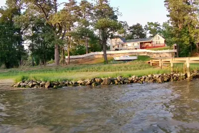 Beautiful & Peaceful House Overlooking the River. Pets Welcome! Kayaks and Dock