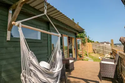 Dart View Hideout, pet friendly, character holiday cottage in Totnes