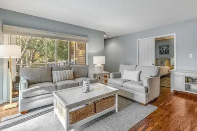 Image de Sea Colony condo with 12 pools, sports courts, private beach, sauna, gym & porch