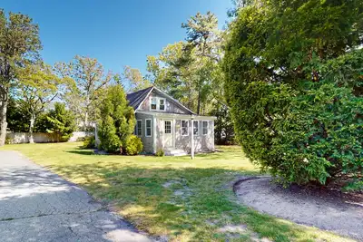 Image de Coastal cottage close to beaches and town - private yard, W/D, & new renovations