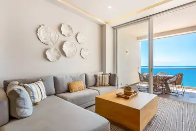 Image de 13th-floor oceanfront condo with pools, gym, balcony, ocean views, streaming