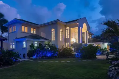 Image de Moonlight Villa - A private seafront paradise!