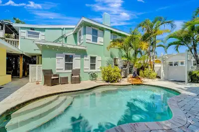Image de 2nd-floor suite with on-site pool, grill, & private deck - walk to beach