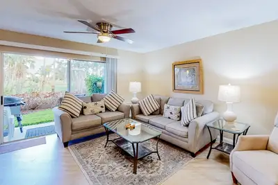Image de Ground-floor condo with golf course views, pool & beach access