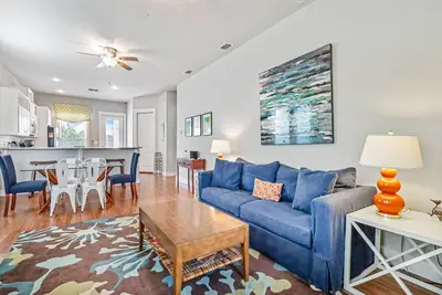 Image de Sailhouse home with private beach, fishing pier, covered decks, & shared pool