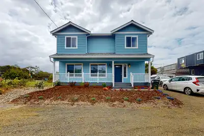 Image de Newly built home steps from the beach with private hot tub, fireplace & firepit