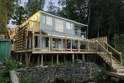 Image de Beautiful Private Waterfront Cozy Cottage with private dock and fall colour view
