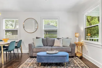 Image de Chic Downtown Retreat with Stylish Decor and Patio