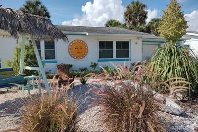 Image de Island Sanctuary, tiki deck, walk to the beach or river