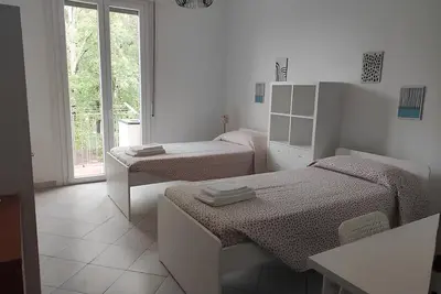 Image de Trilocale a 5 minuti dal centro con balconcino vista parco