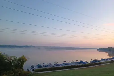 Image de 7 mins from your waterfront deck to downtown! Peaceful, private, roomy.