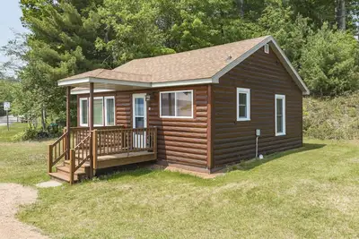 Image de Neat and Clean Cottage on Virgin Lake. . . Pier Included!