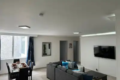 Image de 3br apt! Perfect location! New renovation! A/C, Washer/Dryer! Fast internet!