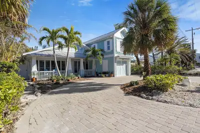 Image de Almost Gulf Front- Very cozy 3 bedroom with private pool and spa across the street from the beach