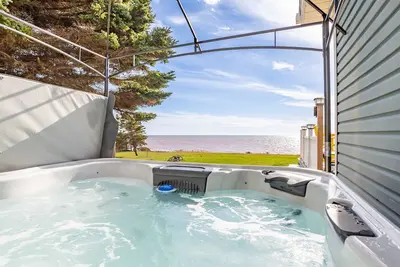 Image de South Shore Waterfront gem With hot tub