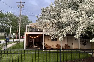 Image de 3 bedroom 2 bath home with beautiful river views and wrap around deck