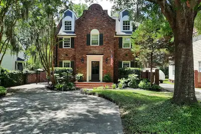 Image de Classic Charleston with a contemporary twist in prestigious Snee Farm.
