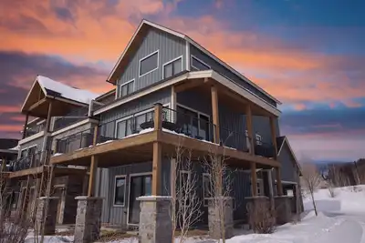 Image de New, modern mountain retreat for several families 8 min from ski resort.