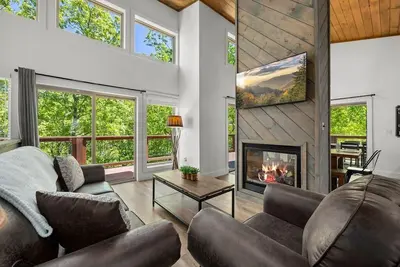 Image de Modern, Cozy with Stunning Mountain View, Hot Tub, Arcade, Mins to the Smokies