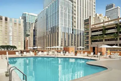 Image de Just What You Were Looking For! 3 Spacious Units, Pool, Close to Navy Pier