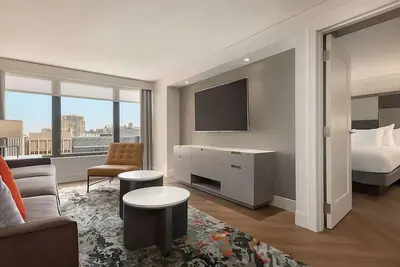 Image de Great Location! 3 Spacious Units, Outdoor Swimming Pool, Parking Onsite!