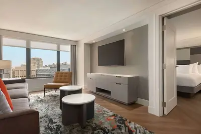 Image de Indulge in Home Like Comfort! Parking, Onsite Pool, Close to Navy Pier