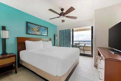 Steps to Kim Sha Beach! Full Kitchen, Free Parking, Outdoor Swimming Pool!