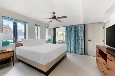 Image de Private Beach Access! Full Kitchen, Outdoor Swimming Pool, Free Parking!