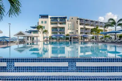 Your Home Away From Home! Onsite Pool, Free Parking, Beach Front