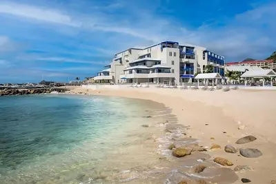 Comfort and Convenience! Free Onsite Parking, Pool, Walk to Beach